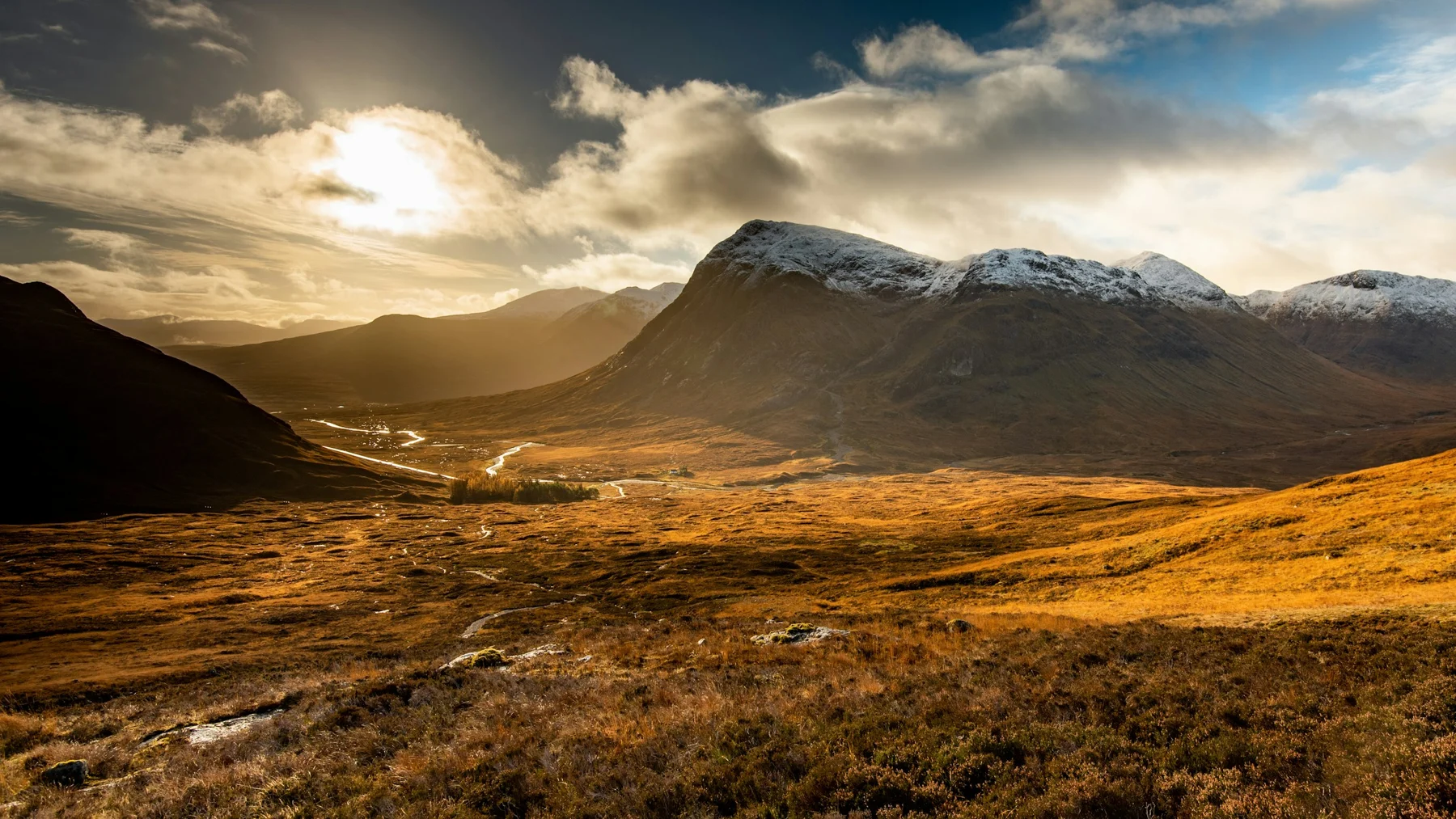 Winterliches Glen Coe mit verschneiten Bergen im Morgenlicht