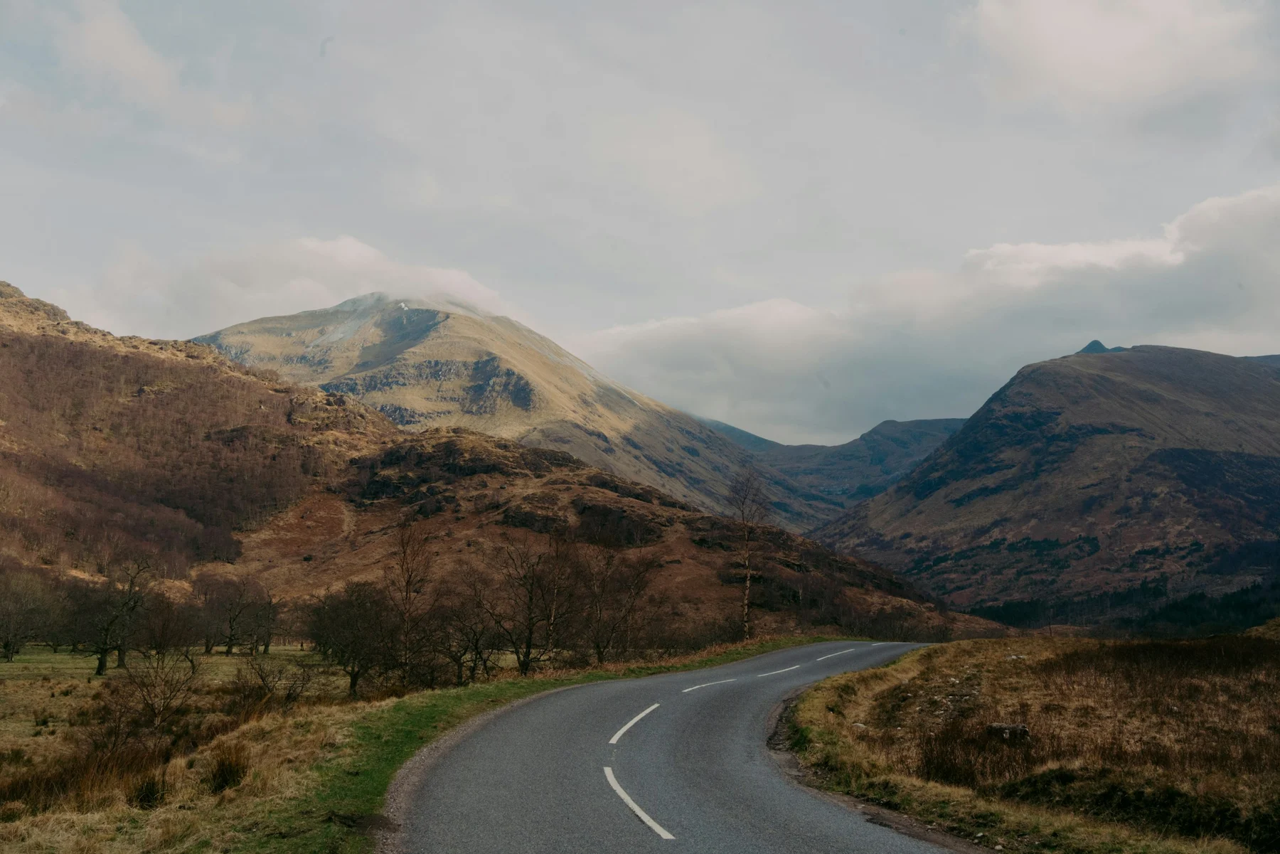 Gewundene Straße durch die Highlands